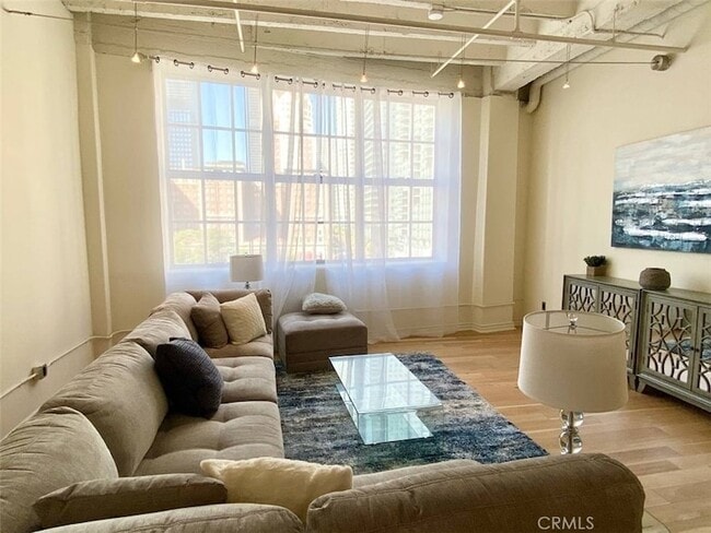 Building Photo - 312 W 5th St Unit 202