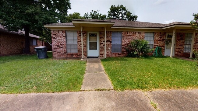 Building Photo - 809 Llano Pl