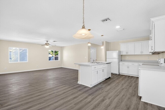 Photo - 857 W 3rd St