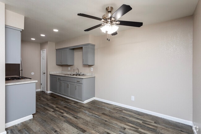 2BR, 1BA - 958SF - Dining Room - Meadowbrook Apartments