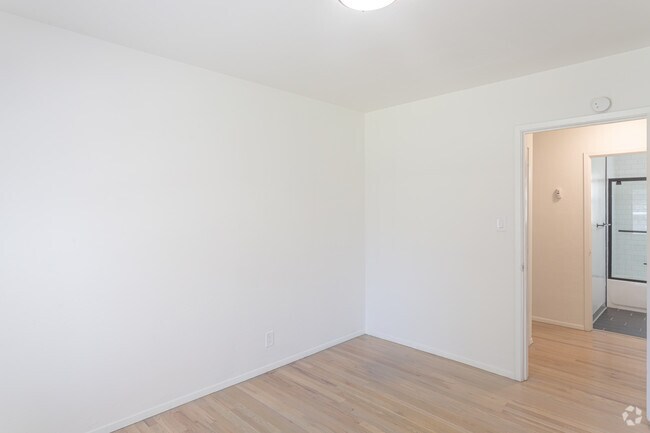 1BR, 1BA - 740 SF - Regina Marie Apartments