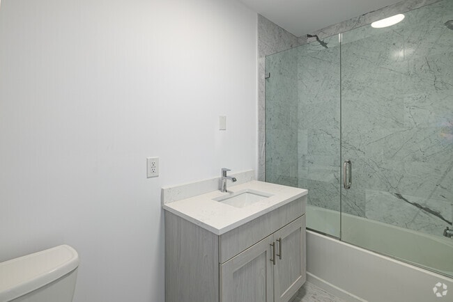 1BR, 1BA - 1,098SF - Bathroom - Central Park