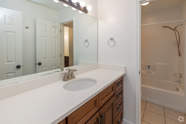 2BR, 1.5BA-940SF-Bathroom - Hickory Plantation