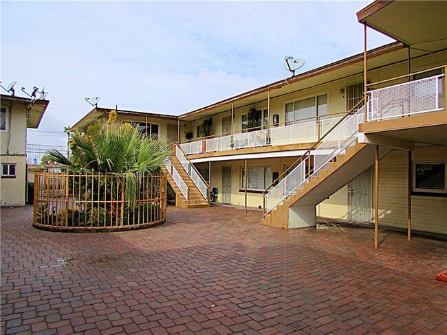 Building Photo - 1904 Rexford Dr Unit 3