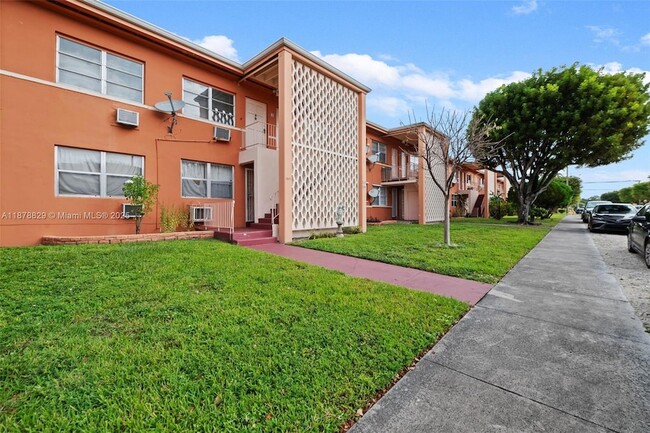 Photo - 3571 SW 10th St Unit 10B