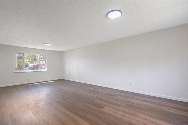 Photo - 6221 Longford Rd