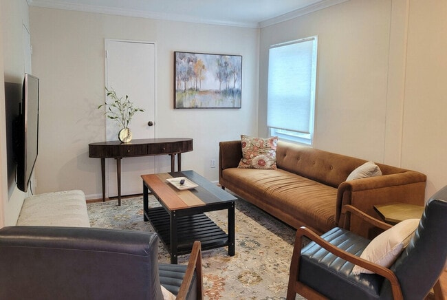 Building Photo - 2028 Pimmit Dr Unit SI ID1473419P