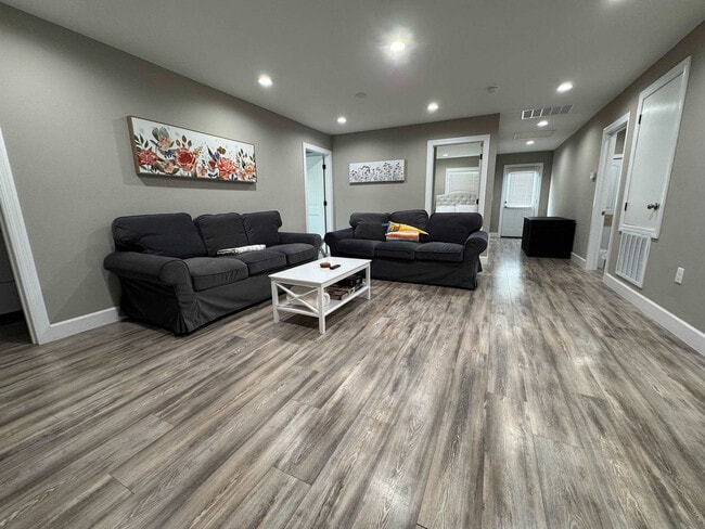 Building Photo - 420 E Cypress St Unit ID1256812P