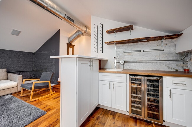 Building Photo - 1519 W Superior St Unit ID1255747P