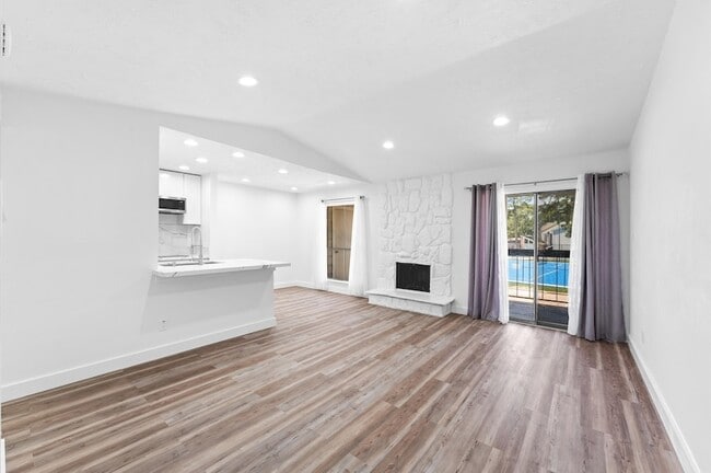 Photo - 17331 Red Oak Dr Unit 14