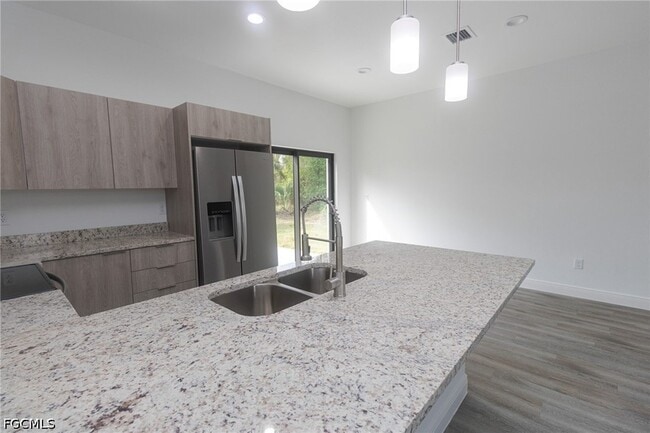 Photo - 1127 Deauville St E