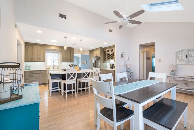 Photo - 18 Maryland Blvd Unit ID1429741P