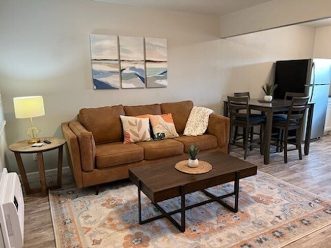 Building Photo - 2713 N Locust St Unit SI FL2-ID1296545P