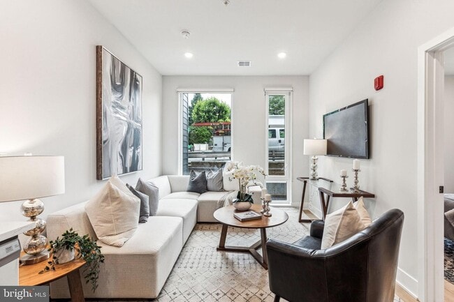 Building Photo - 6910 Ridge Ave Unit 206