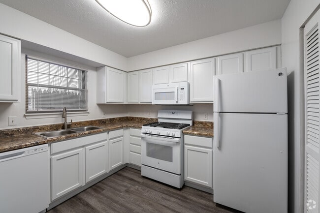 2 BR, 2 BA, 1075 SF - Remington Court