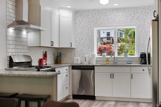 Building Photo - 50 Longwood Dr