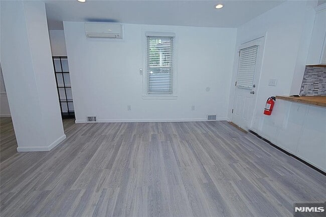 Photo - 454 Undercliff Ave Unit 456