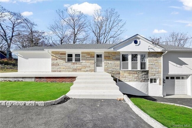 Photo - 225 Hilltop St