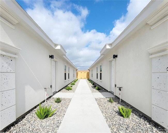 Building Photo - 7102 N 56th Ln Unit 2