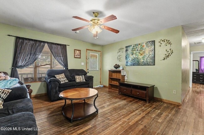 Photo - 569 Mable St