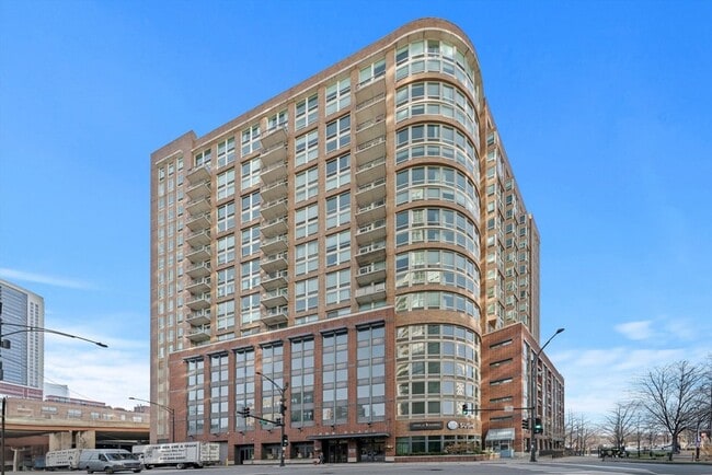 Building Photo - 600 N Kingsbury St Unit 1609