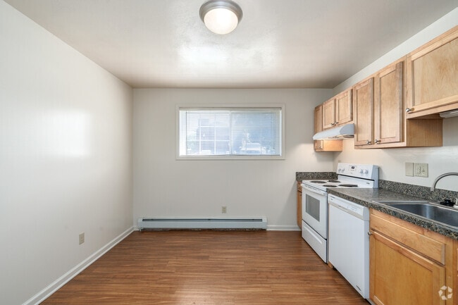 1BR, 1BA - 765SF - Kitchen - Carriage House East