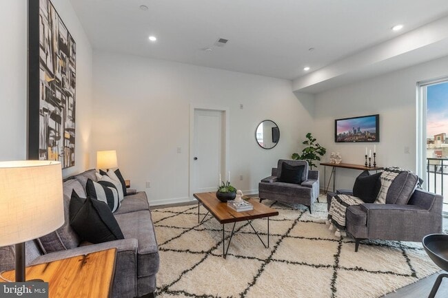 Building Photo - 710 N 16th St Unit 203