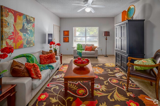 Custom - 2BR, 2BA - 989SF - Living Room - The Fairways at Moore