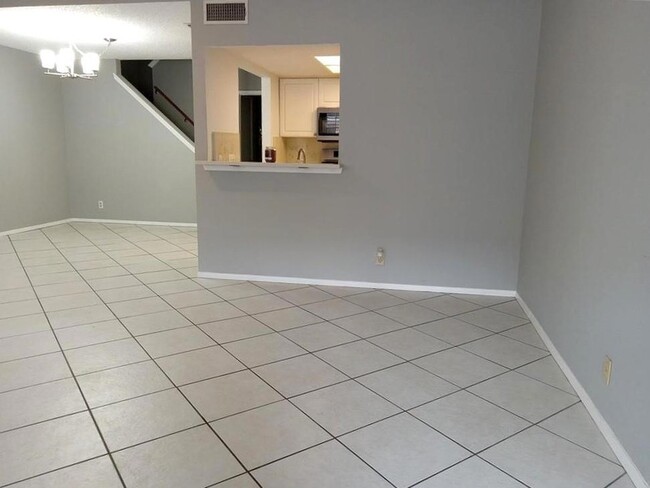 Photo - 910 E Meadowmere Ln