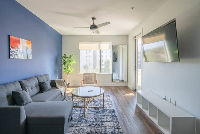 Building Photo - 688 W 1st St Unit ID1263088P