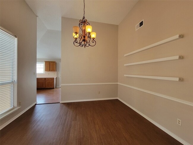 Photo - 2104 Birch Bend