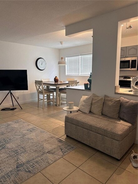 Building Photo - 1100 NE 1st Ct Unit 103