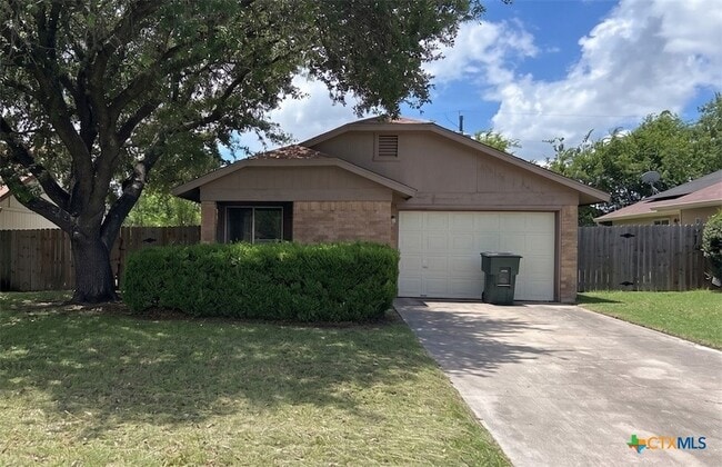 Building Photo - 2108 Carousel Dr