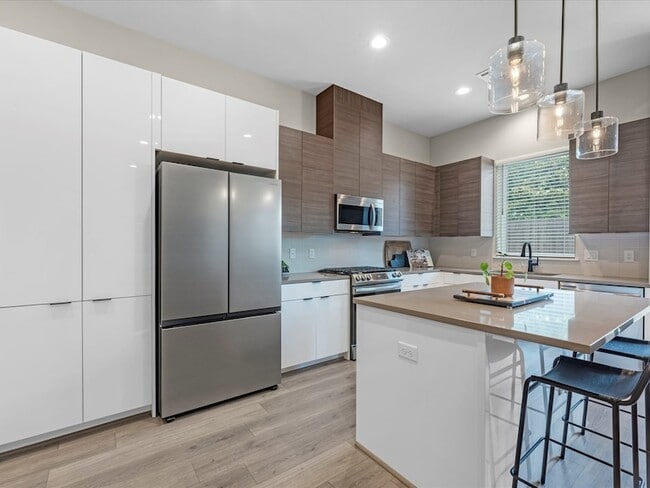 Photo - 307 Charlock St