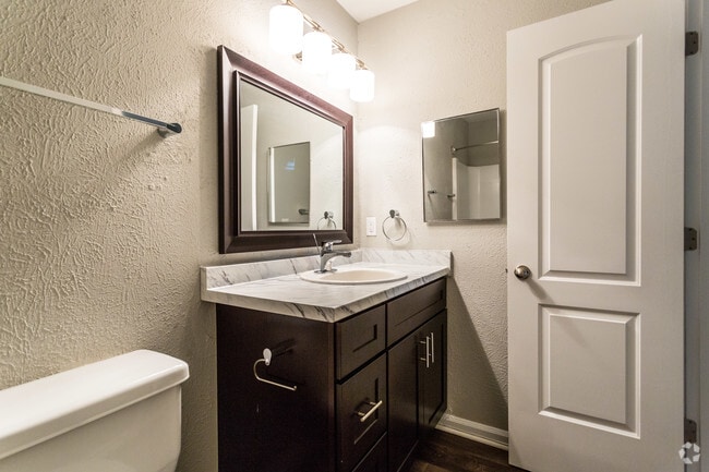 1BR, 1BA - 721 SF - Bathroom - Chelsea Place