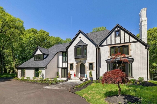 Photo - 300 Camelot Way