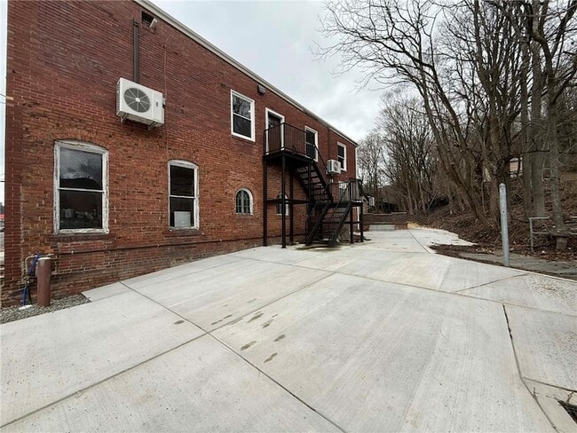 Building Photo - 260 Oak Ave Unit B