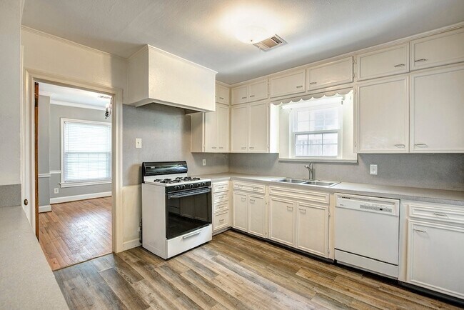 Photo - 2030 Gostick St