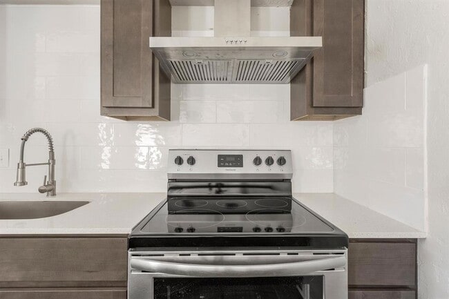 Building Photo - 2810 Dorchester Dr Unit 13