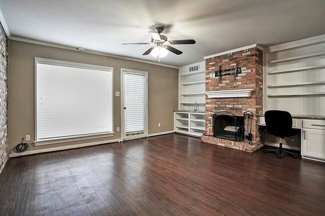 Photo - 1807 Saxony Ln