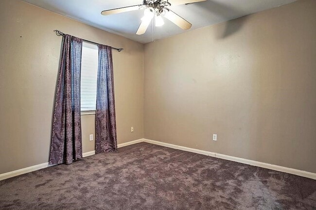 Photo - 1807 Saxony Ln