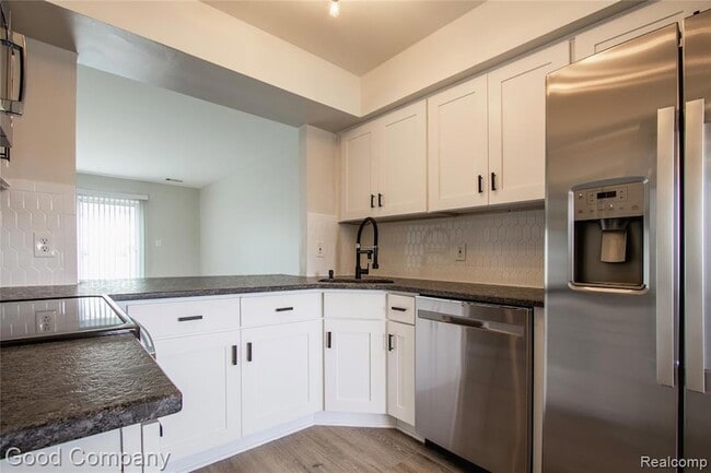 Photo - 850 N Main St