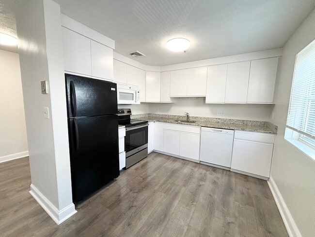 Building Photo - 11 Langdon St Unit 204