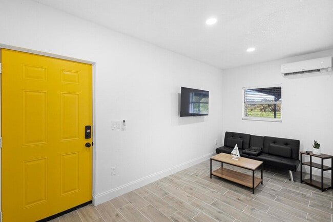 Building Photo - 1882 Lake St Unit ID1094219P