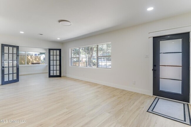 Photo - 175 St Charles Ave