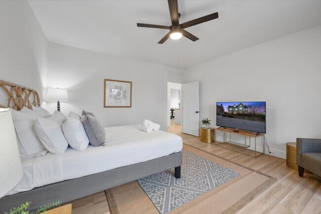 Photo - 242 Mccormick Pl Unit ID1056105P