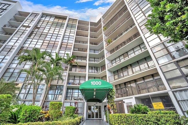 Building Photo - 1000 Parkview Dr Unit 229