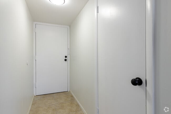 Studio, 1BA - 375SF - Entryway - Addison Cove