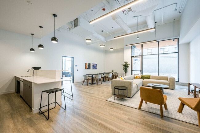 Building Photo - 853 W Blackhawk St Unit ID1243858P