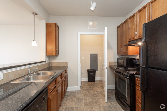 1BR, 1.5BA - 1050SF Unit 21 w/Den - Kitchen - Grace Park